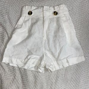 Highwaisted linen shorts
